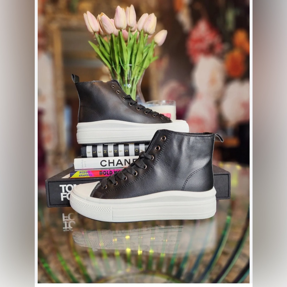 Women’s Mata faux leather high top sneaker size 40(10)